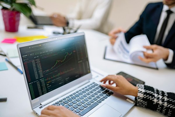 Wat zijn de voor- en nadelen van crowdfunding voor vastgoedprojecten?